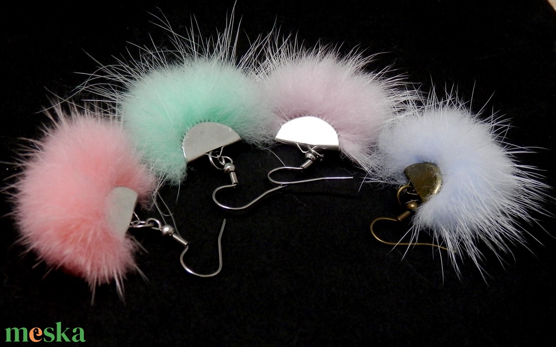 Szőrmés menta fülbevaló - ékszer - fülbevaló - lógó fülbevaló - Meska.hu