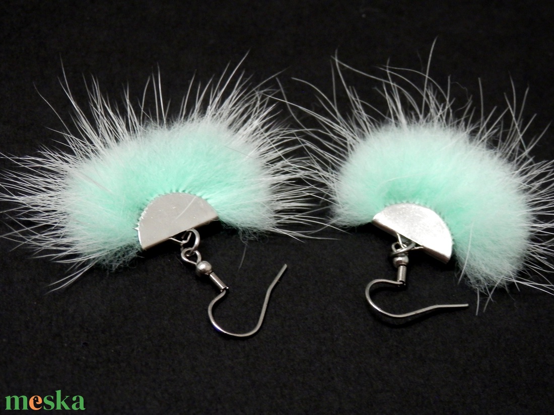 Szőrmés menta fülbevaló - ékszer - fülbevaló - lógó fülbevaló - Meska.hu