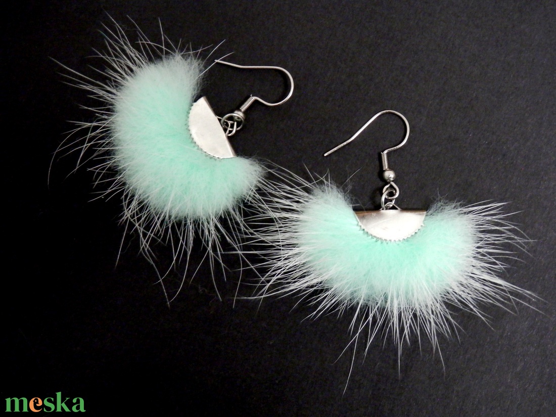 Szőrmés menta fülbevaló - ékszer - fülbevaló - lógó fülbevaló - Meska.hu