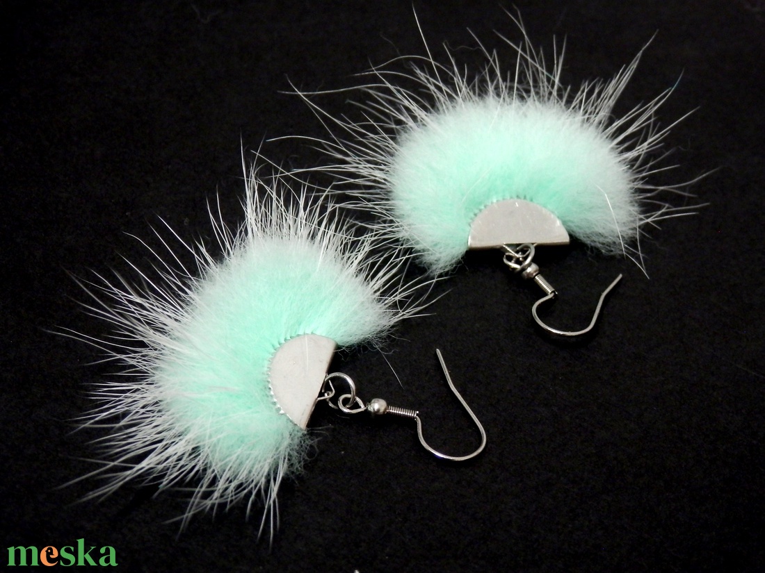 Szőrmés menta fülbevaló - ékszer - fülbevaló - lógó fülbevaló - Meska.hu