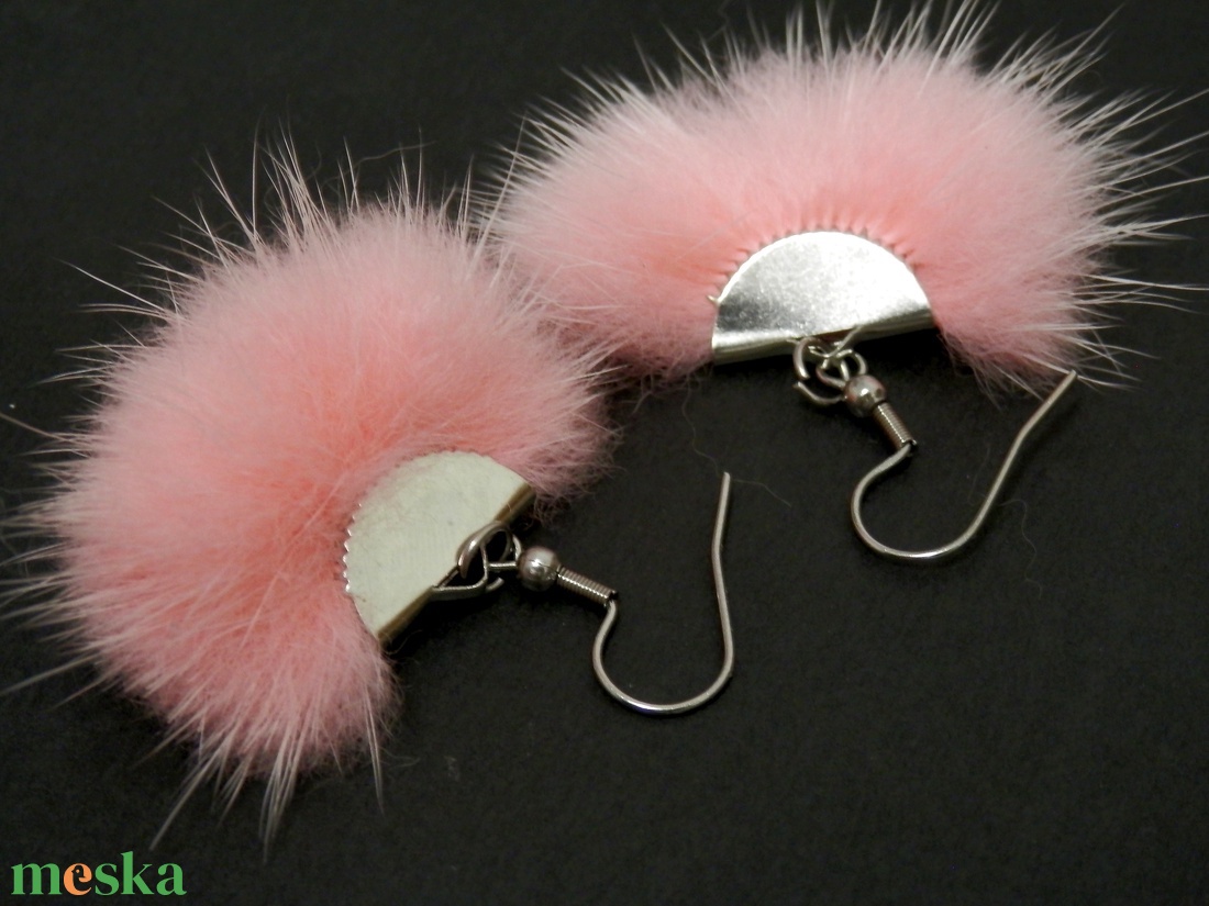 Szőrmés rózsaszín fülbevaló - ékszer - fülbevaló - lógó fülbevaló - Meska.hu