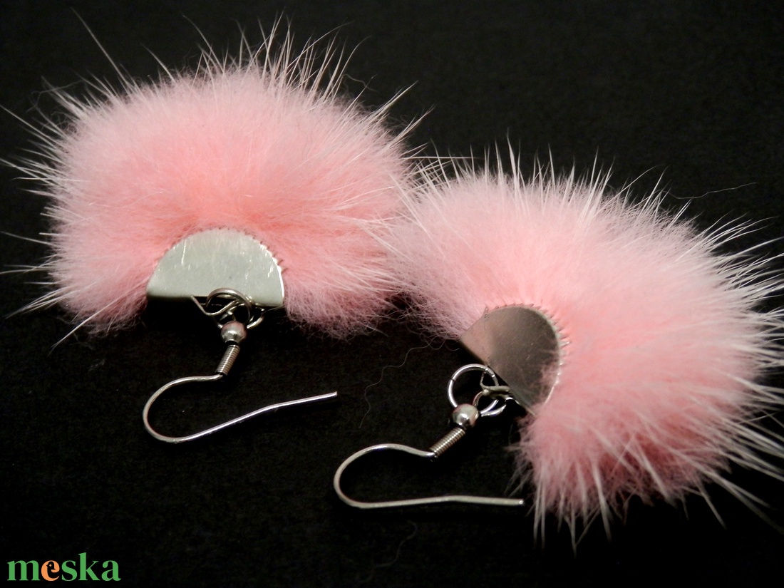 Szőrmés rózsaszín fülbevaló - ékszer - fülbevaló - lógó fülbevaló - Meska.hu