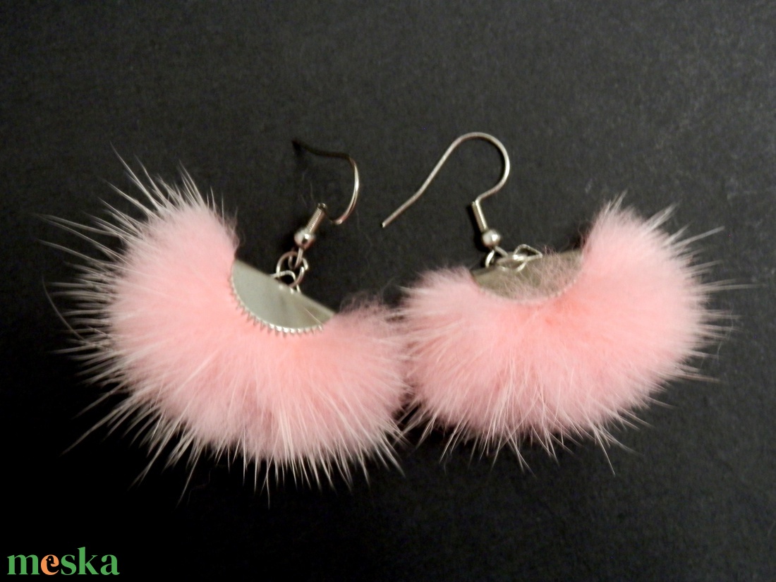 Szőrmés rózsaszín fülbevaló - ékszer - fülbevaló - lógó fülbevaló - Meska.hu
