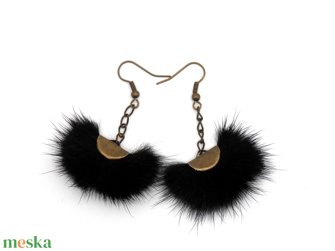 Szőrmés fekete fülbevaló - hosszított verzió - ékszer - fülbevaló - lógó fülbevaló - Meska.hu