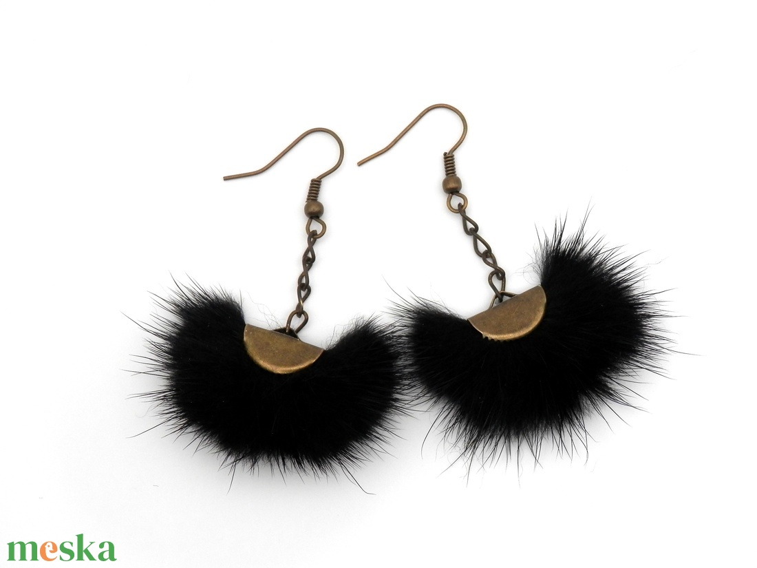 Szőrmés fekete fülbevaló - hosszított verzió - ékszer - fülbevaló - lógó fülbevaló - Meska.hu