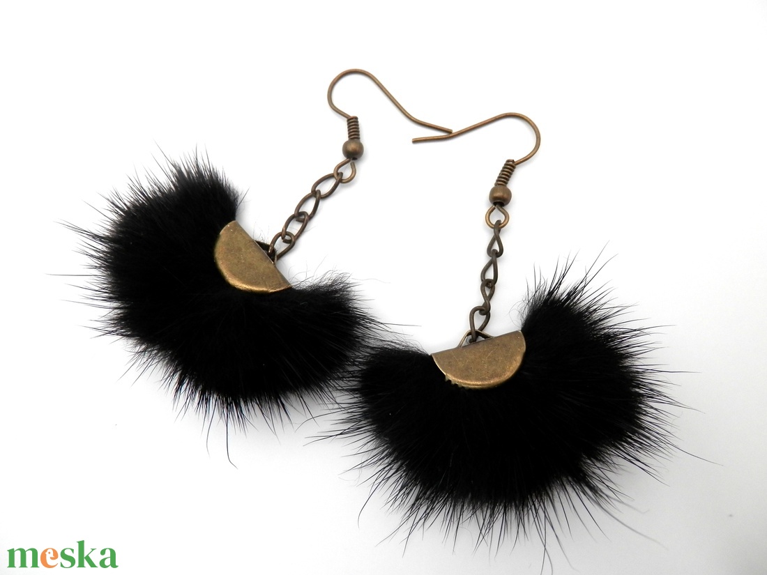 Szőrmés fekete fülbevaló - hosszított verzió - ékszer - fülbevaló - lógó fülbevaló - Meska.hu