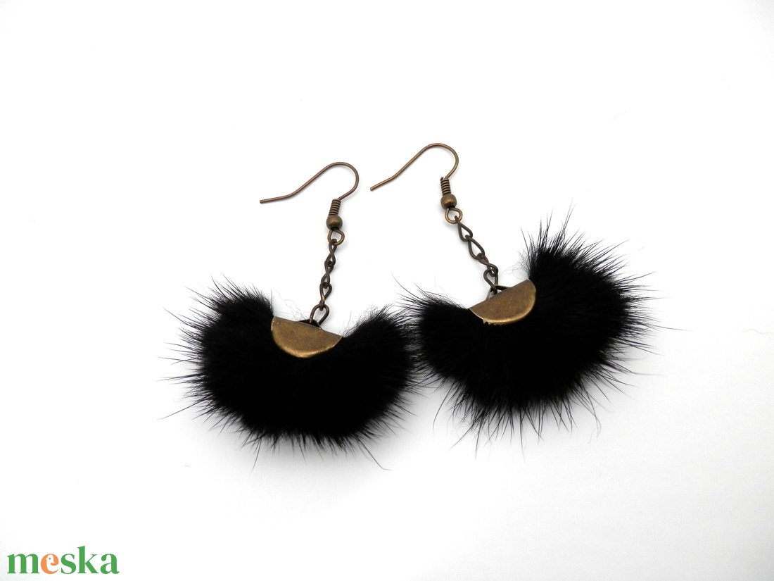 Szőrmés fekete fülbevaló - hosszított verzió - ékszer - fülbevaló - lógó fülbevaló - Meska.hu