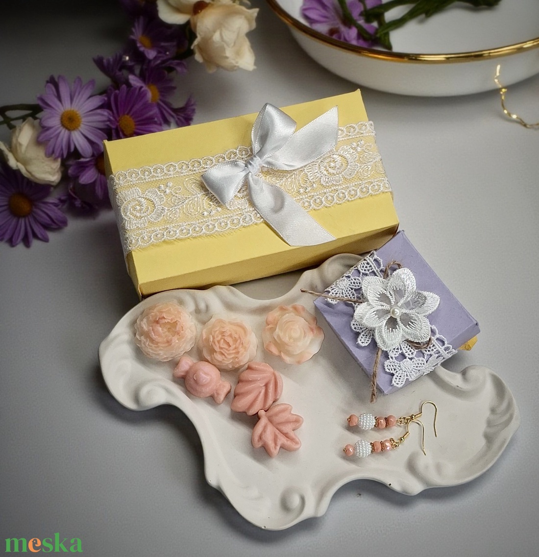 Nőnapi ajándékcsomag Illatviasz és Fülbevaló díszdobozban személyes üzenettel - ékszer - fülbevaló - lógó fülbevaló - Meska.hu