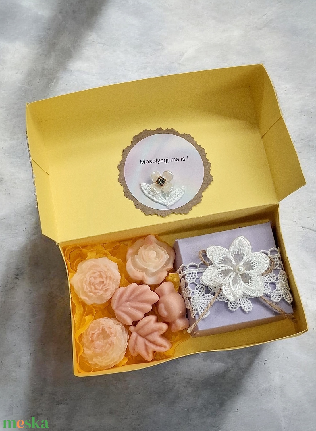 Nőnapi ajándékcsomag Illatviasz és Fülbevaló díszdobozban személyes üzenettel - ékszer - fülbevaló - lógó fülbevaló - Meska.hu