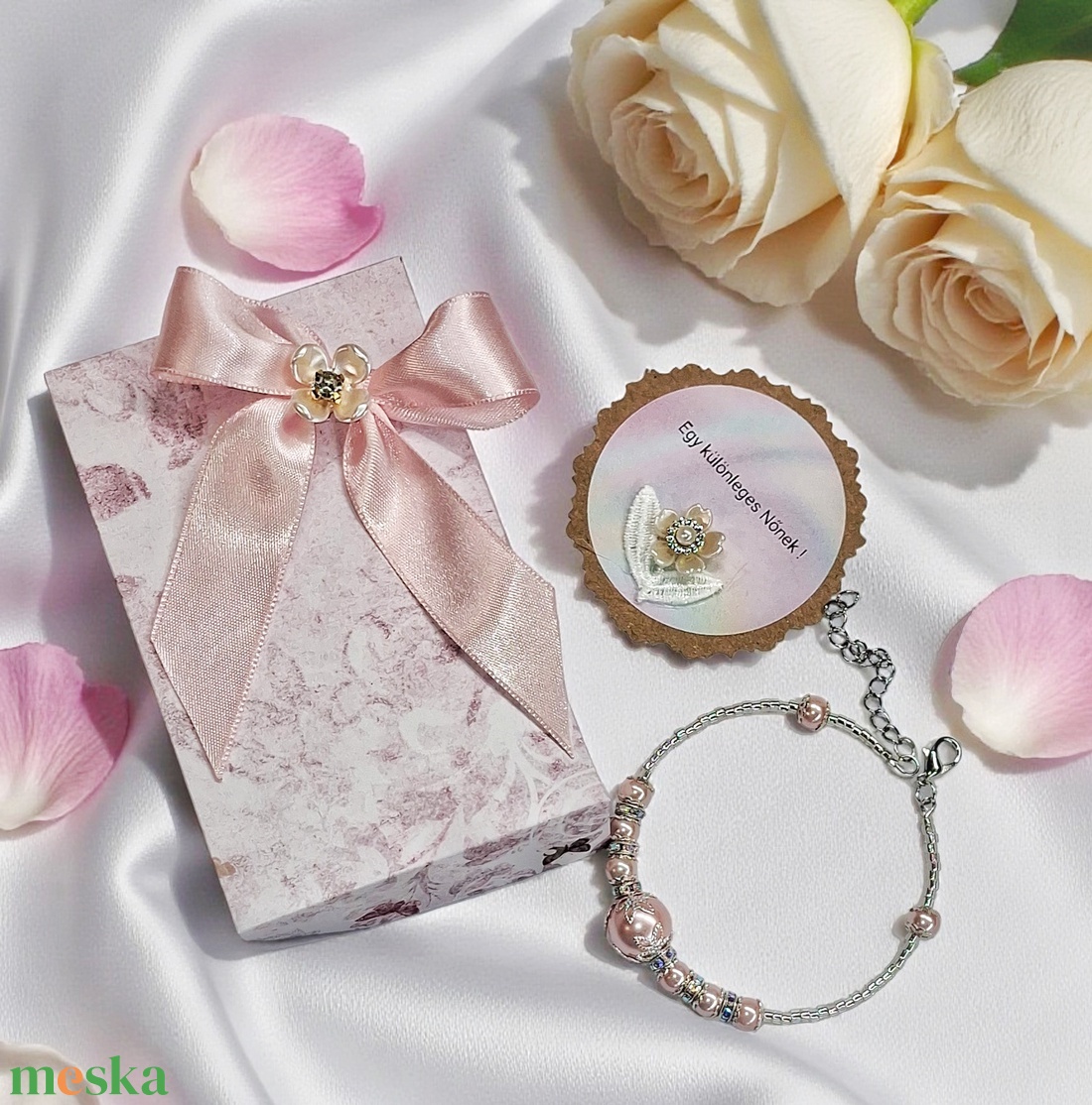 Gyöngy  karkötő díszdobozban személyes üzenettel - ékszer - karkötő - memóriadrótos karkötő - Meska.hu