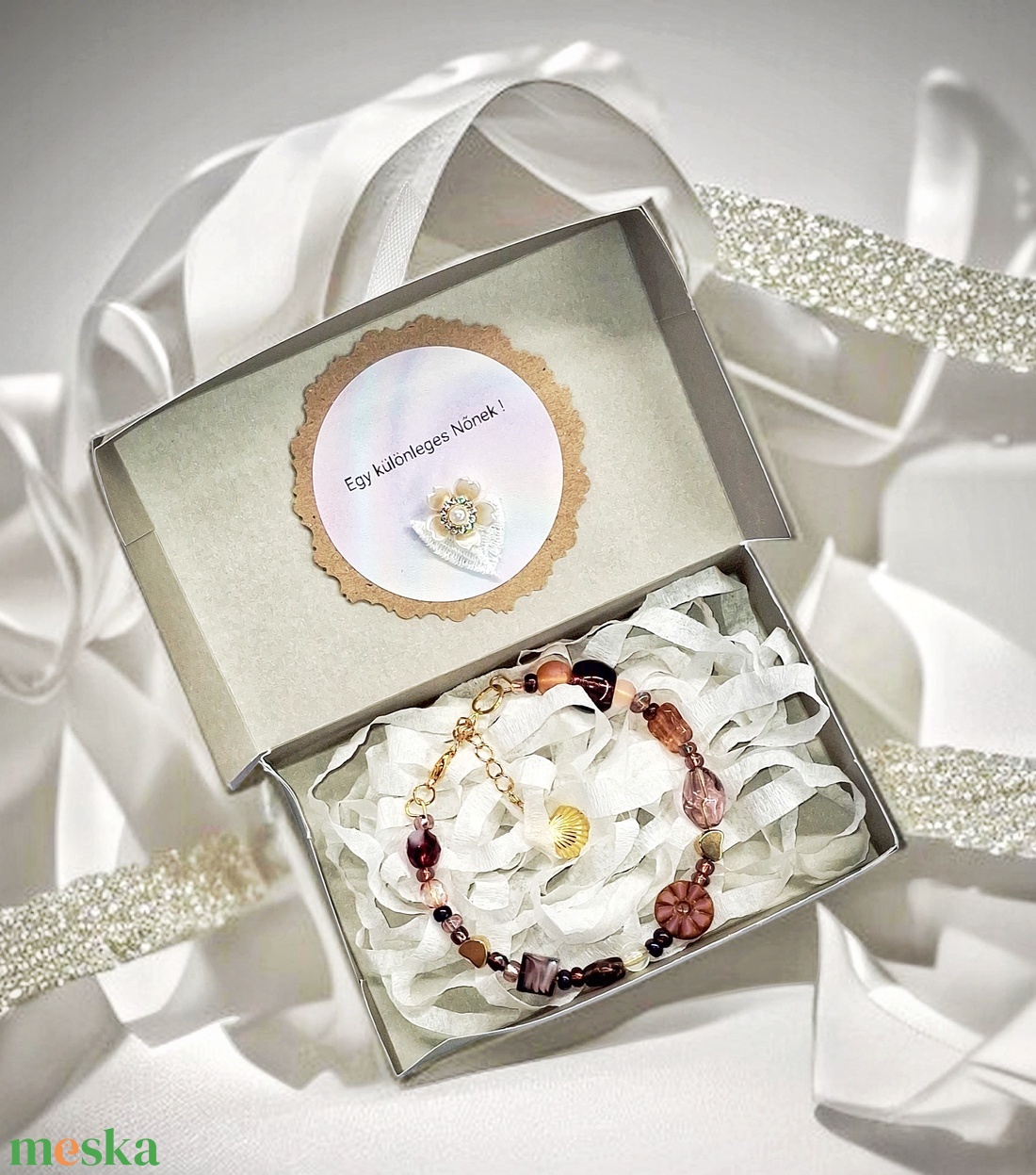 Gyöngy  karkötő díszdobozban személyes üzenettel - ékszer - karkötő - memóriadrótos karkötő - Meska.hu