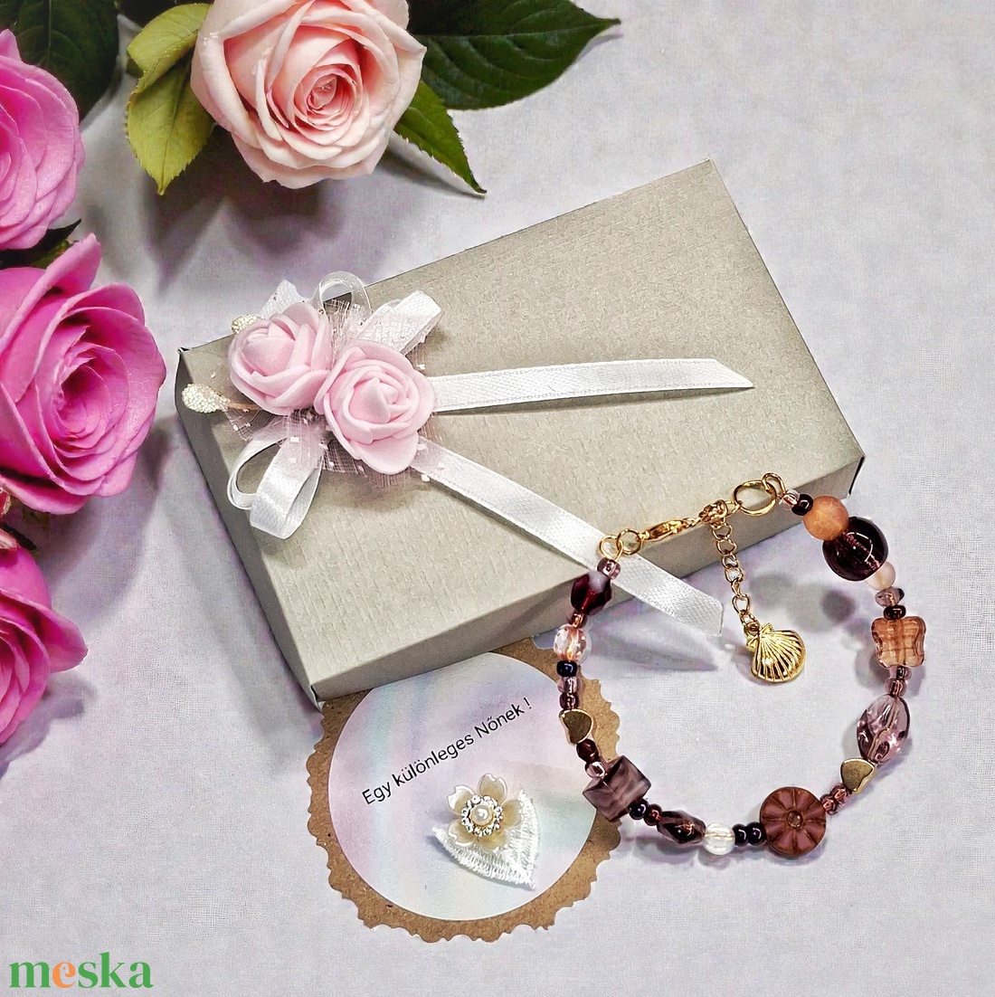 Gyöngy  karkötő díszdobozban személyes üzenettel - ékszer - karkötő - memóriadrótos karkötő - Meska.hu