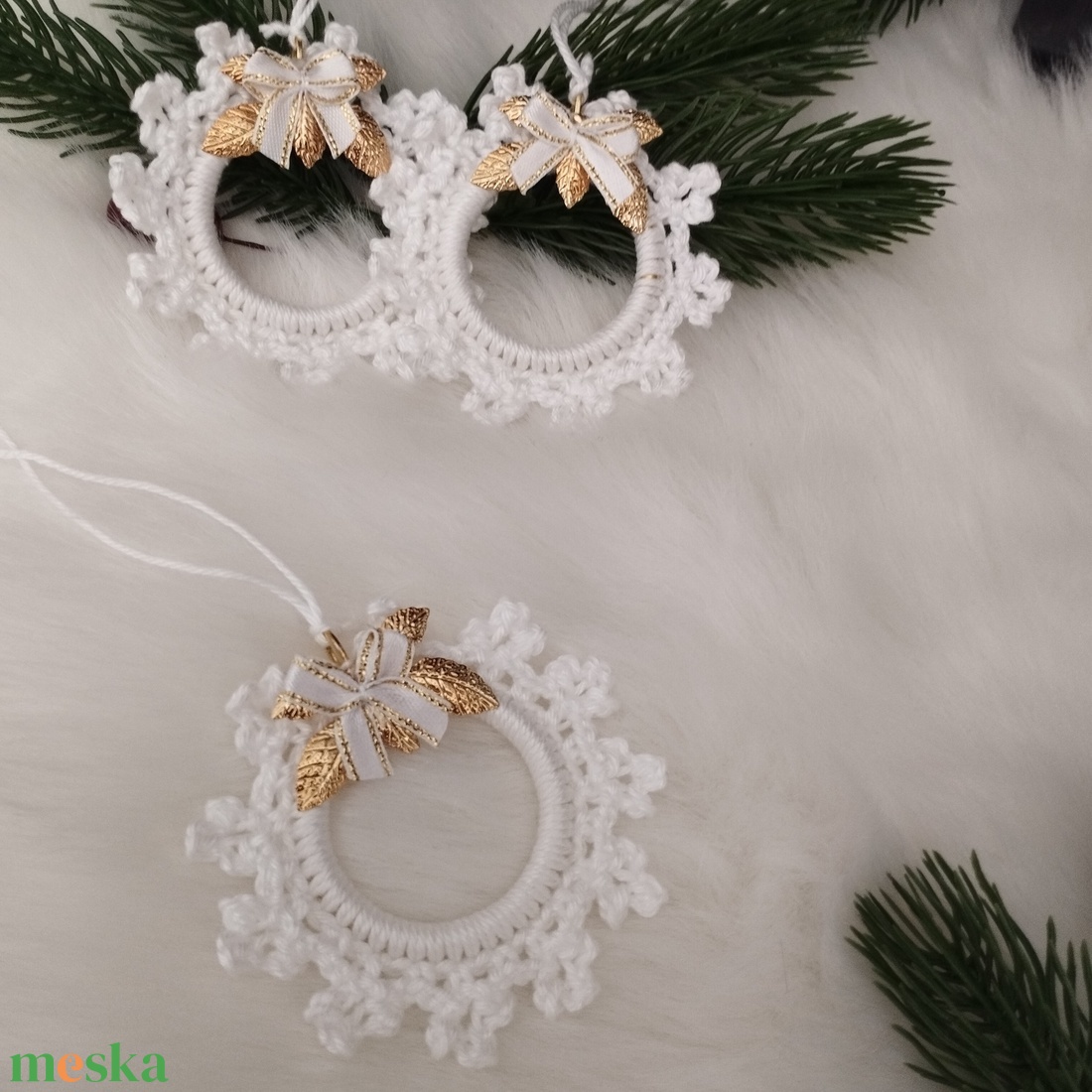 Karácsonyi karika, arany dísszel, masnival - karácsony - karácsonyi lakásdekoráció - karácsonyfadíszek - Meska.hu Karácsonyi karika, arany dísszel, masnival - karácsony - karácsonyi lakásdekoráció - karácsonyfadíszek - Meska.hu