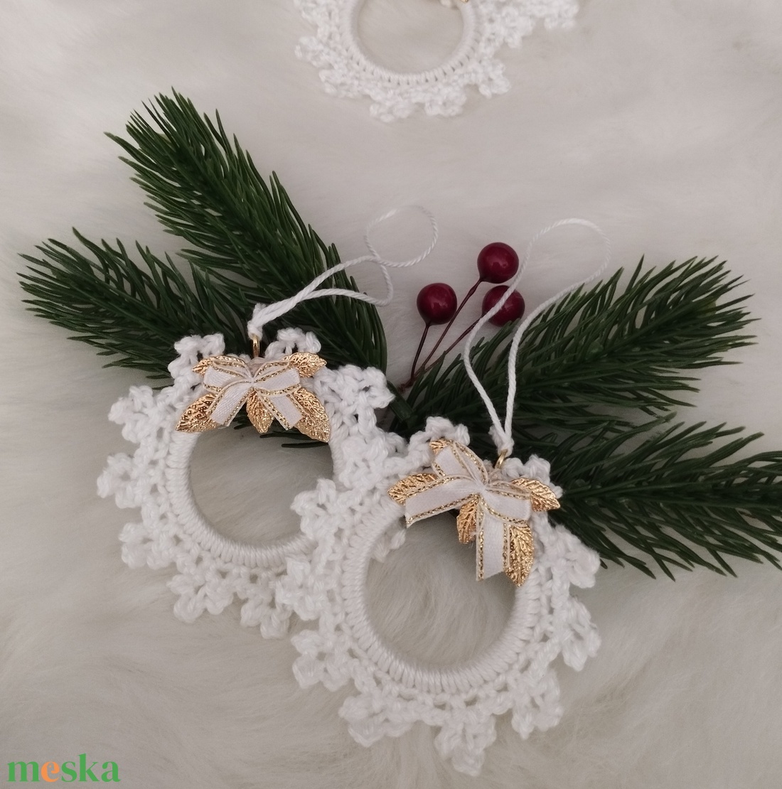 Karácsonyi karika, arany dísszel, masnival - karácsony - karácsonyi lakásdekoráció - karácsonyfadíszek - Meska.hu Karácsonyi karika, arany dísszel, masnival - karácsony - karácsonyi lakásdekoráció - karácsonyfadíszek - Meska.hu