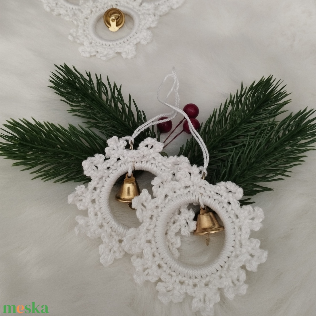 Karácsonyi karika, arany csengővel - karácsony - karácsonyi lakásdekoráció - karácsonyfadíszek - Meska.hu