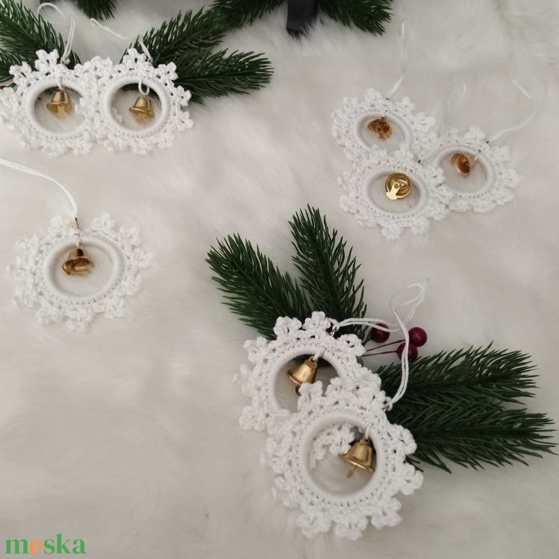 Karácsonyi karika, arany csengővel - karácsony - karácsonyi lakásdekoráció - karácsonyfadíszek - Meska.hu