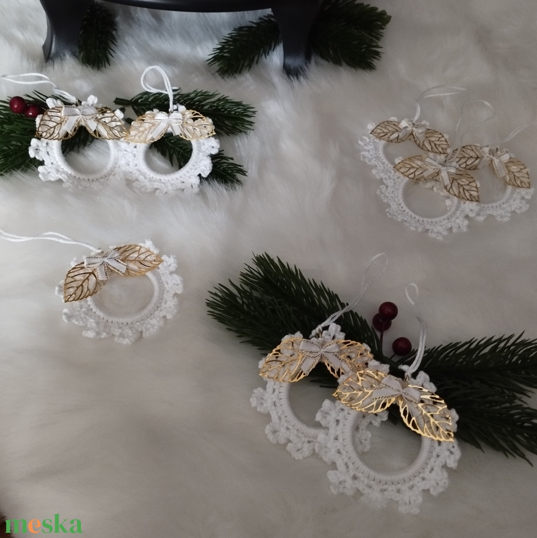 Karácsonyi karika, aranyleveles dísszel, masnival - karácsony - karácsonyi lakásdekoráció - karácsonyfadíszek - Meska.hu Karácsonyi karika, aranyleveles dísszel, masnival - karácsony - karácsonyi lakásdekoráció - karácsonyfadíszek - Meska.hu