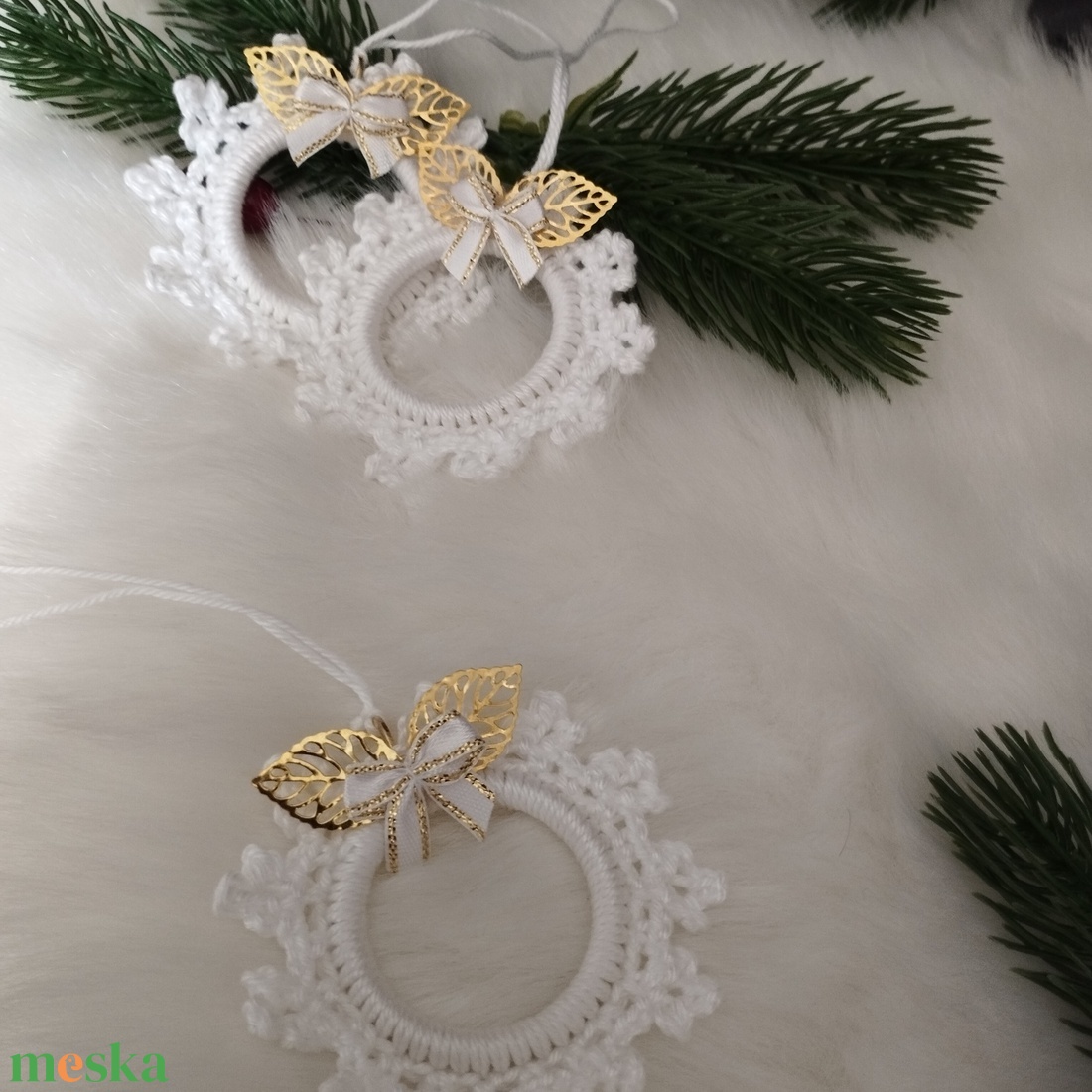 Karácsonyi karika, kis aranyleveles dísszel, masnival - karácsony - karácsonyi lakásdekoráció - karácsonyfadíszek - Meska.hu Karácsonyi karika, kis aranyleveles dísszel, masnival - karácsony - karácsonyi lakásdekoráció - karácsonyfadíszek - Meska.hu