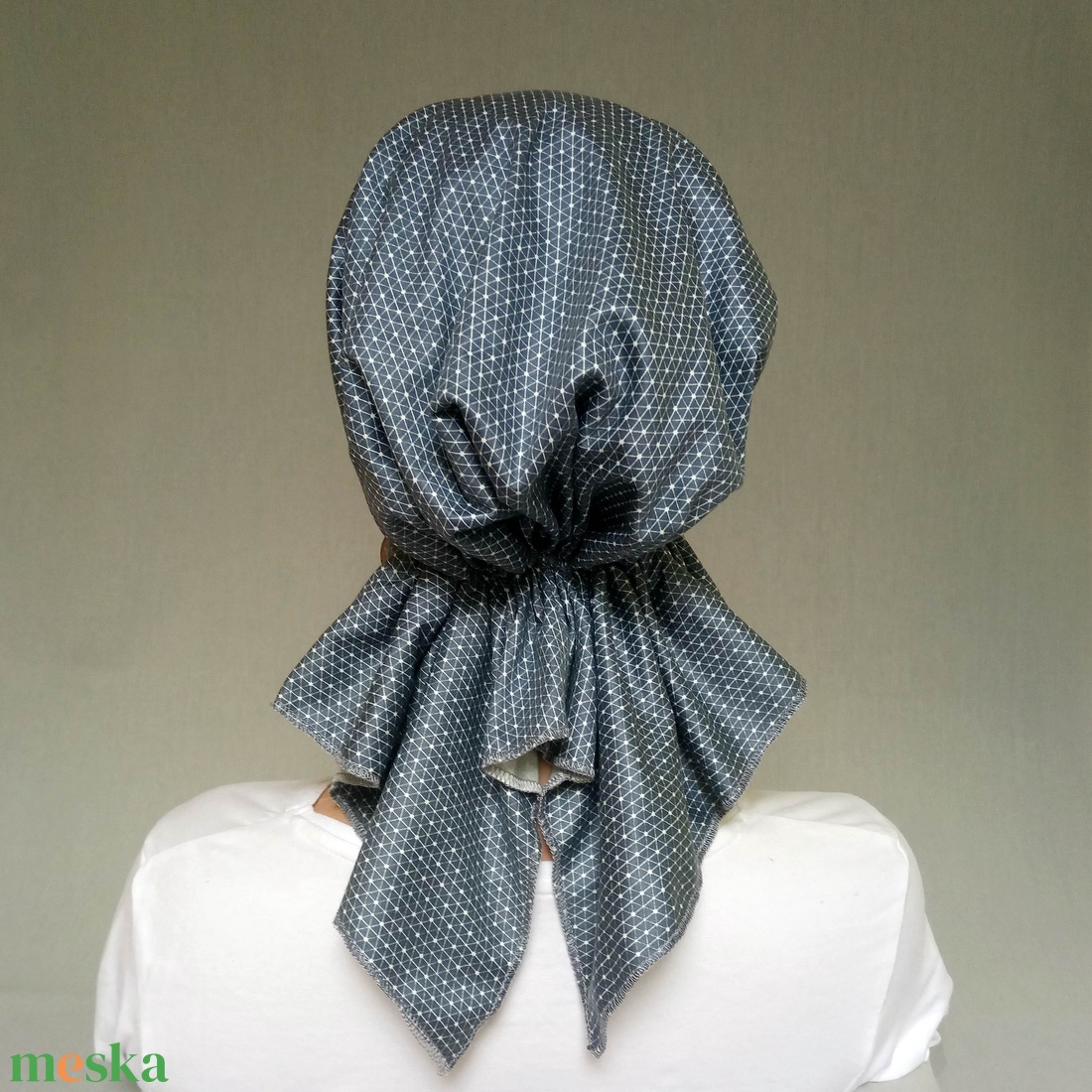 Kemoterápiás fejkendő - szürke, pöttyös,  pamut jersey kendő - paróka helyett - daganatos kezelések idejére - ruha & divat - sál, sapka, kendő - kendő - Meska.hu