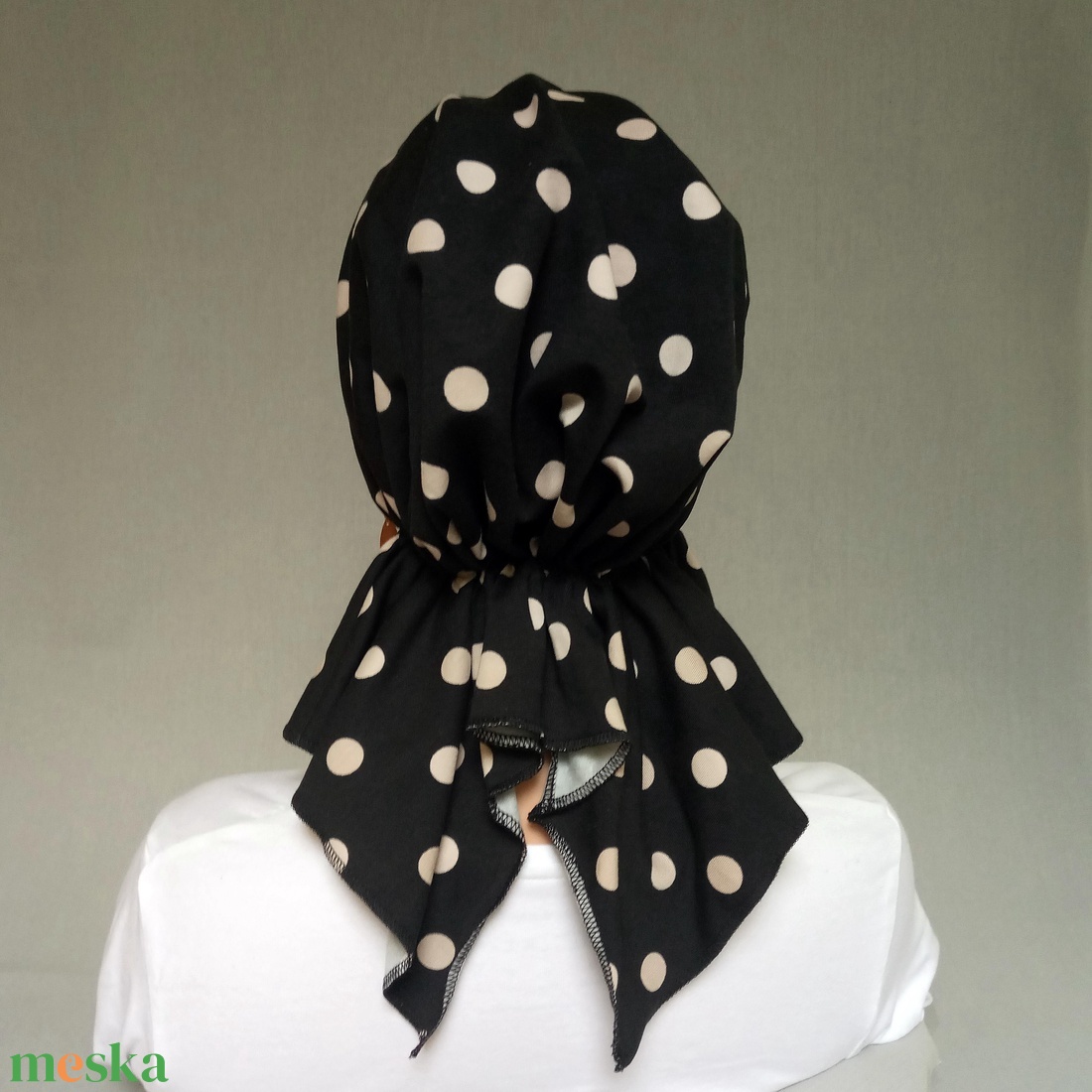 Kemoterápiás kendő - fekete alapon bézs pöttyös, pamut jersey fejkendő - paróka helyett daganatos betegeknek - ruha & divat - sál, sapka, kendő - kendő - Meska.hu