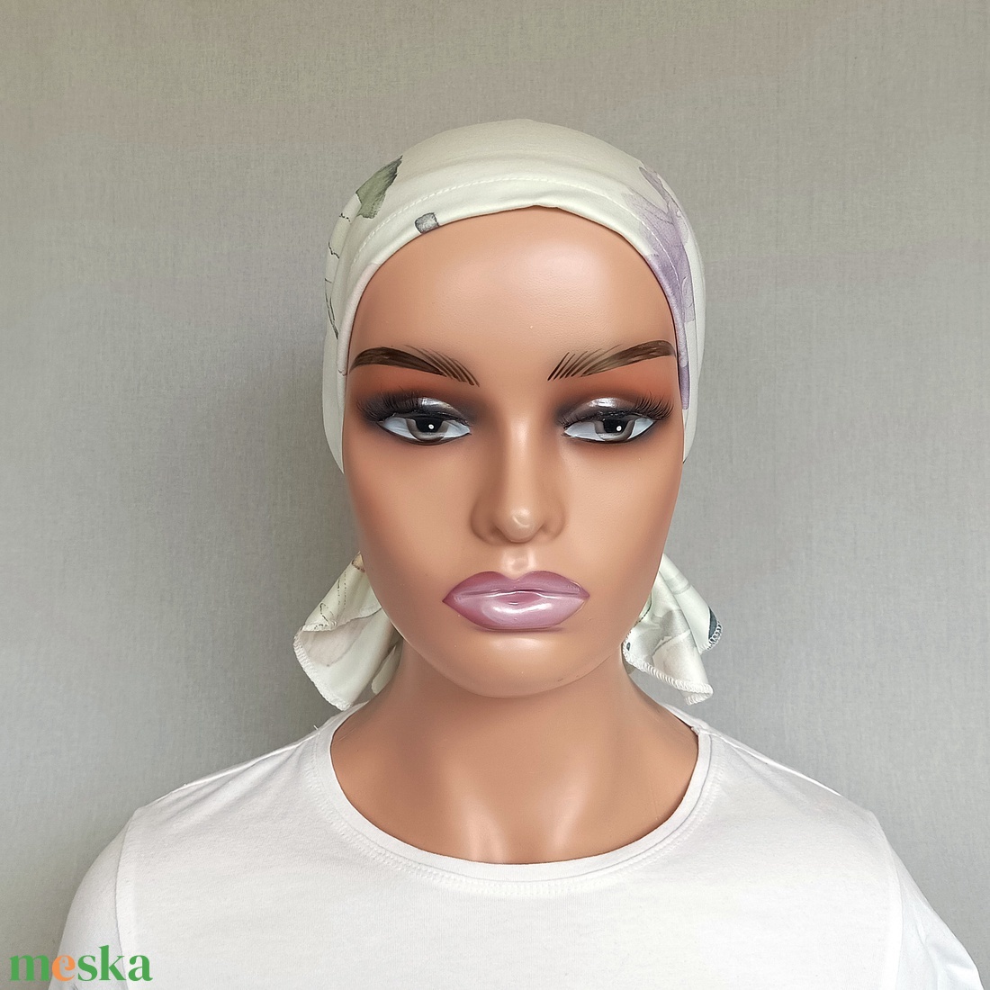 Kemoterápiás kendő - nagyon halvány krémszínű alapon színes, virágfürtös mintás, vékony fejkendő - paróka helyett - ruha & divat - sál, sapka, kendő - kendő - Meska.hu