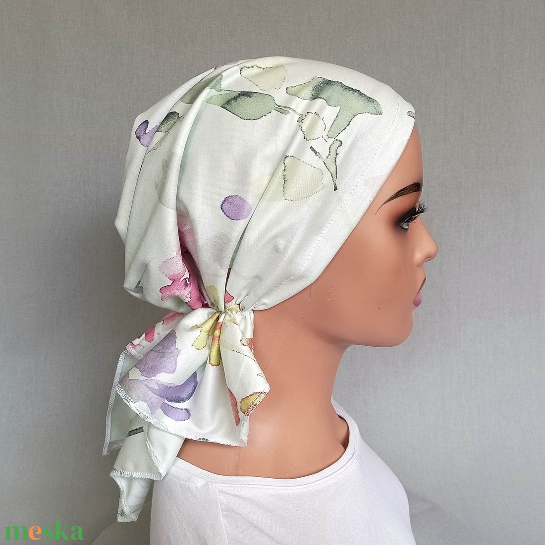 Kemoterápiás kendő - nagyon halvány krémszínű alapon színes, virágfürtös mintás, vékony fejkendő - paróka helyett - ruha & divat - sál, sapka, kendő - kendő - Meska.hu