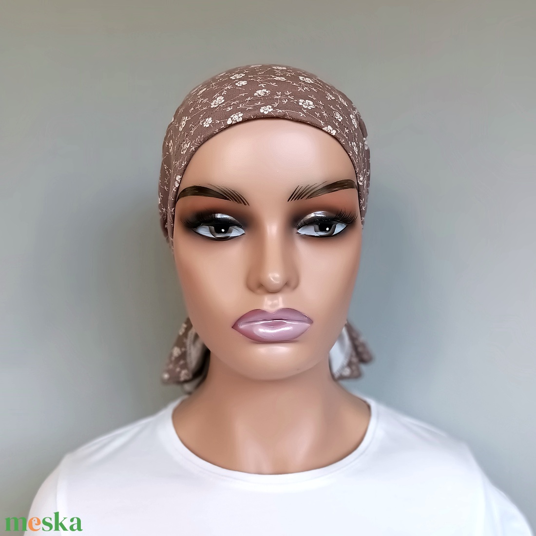 Kemoterápiás kendő - tejeskávé alapon, apró, fehér virágos fejkedő - paróka helyett - daganatos betegség idején - ruha & divat - sál, sapka, kendő - kendő - Meska.hu