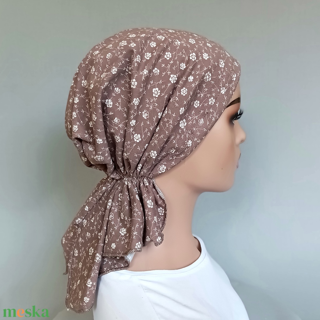 Kemoterápiás kendő - tejeskávé alapon, apró, fehér virágos fejkedő - paróka helyett - daganatos betegség idején - ruha & divat - sál, sapka, kendő - kendő - Meska.hu