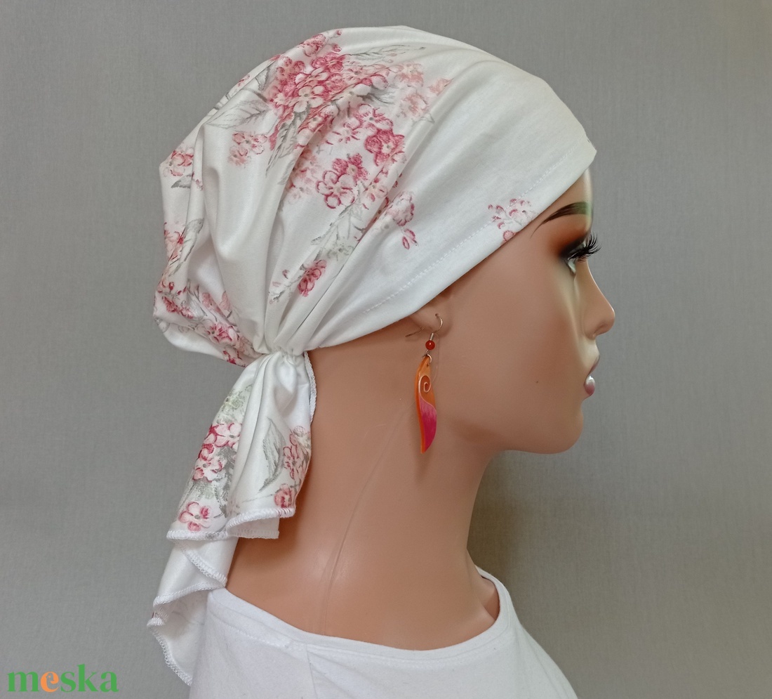 Kemoterápiás kendő - nagyon halvány krémszínű alapon színes, virágfürtös mintás, vékony fejkendő - paróka helyett - ruha & divat - sál, sapka, kendő - kendő - Meska.hu