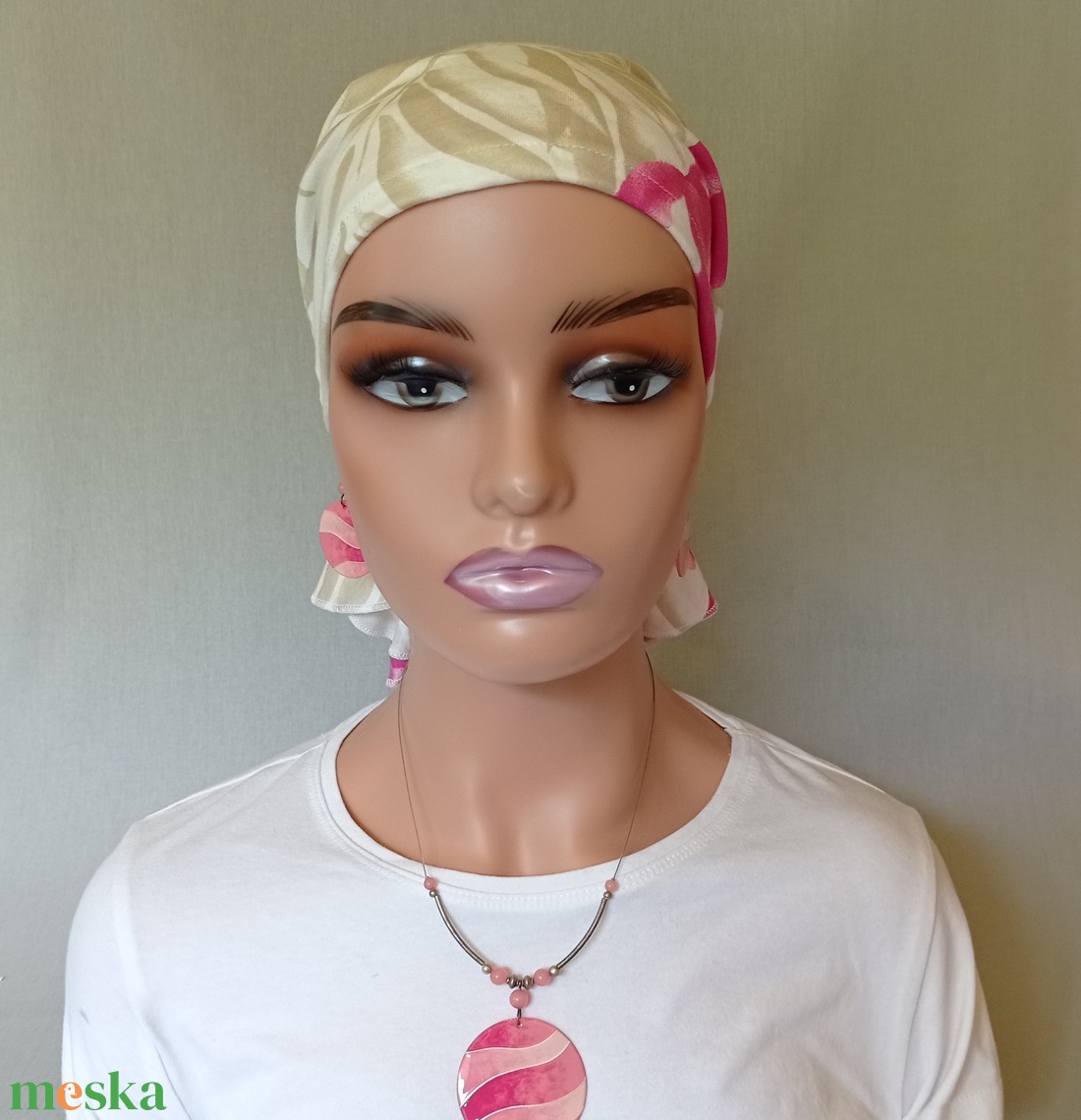 Kemoterápiás kendő - kárminvirágos, fehér pamut fejkendő - kemoterápiás kezelések idejére daganatos betegeknek - ruha & divat - sál, sapka, kendő - kendő - Meska.hu