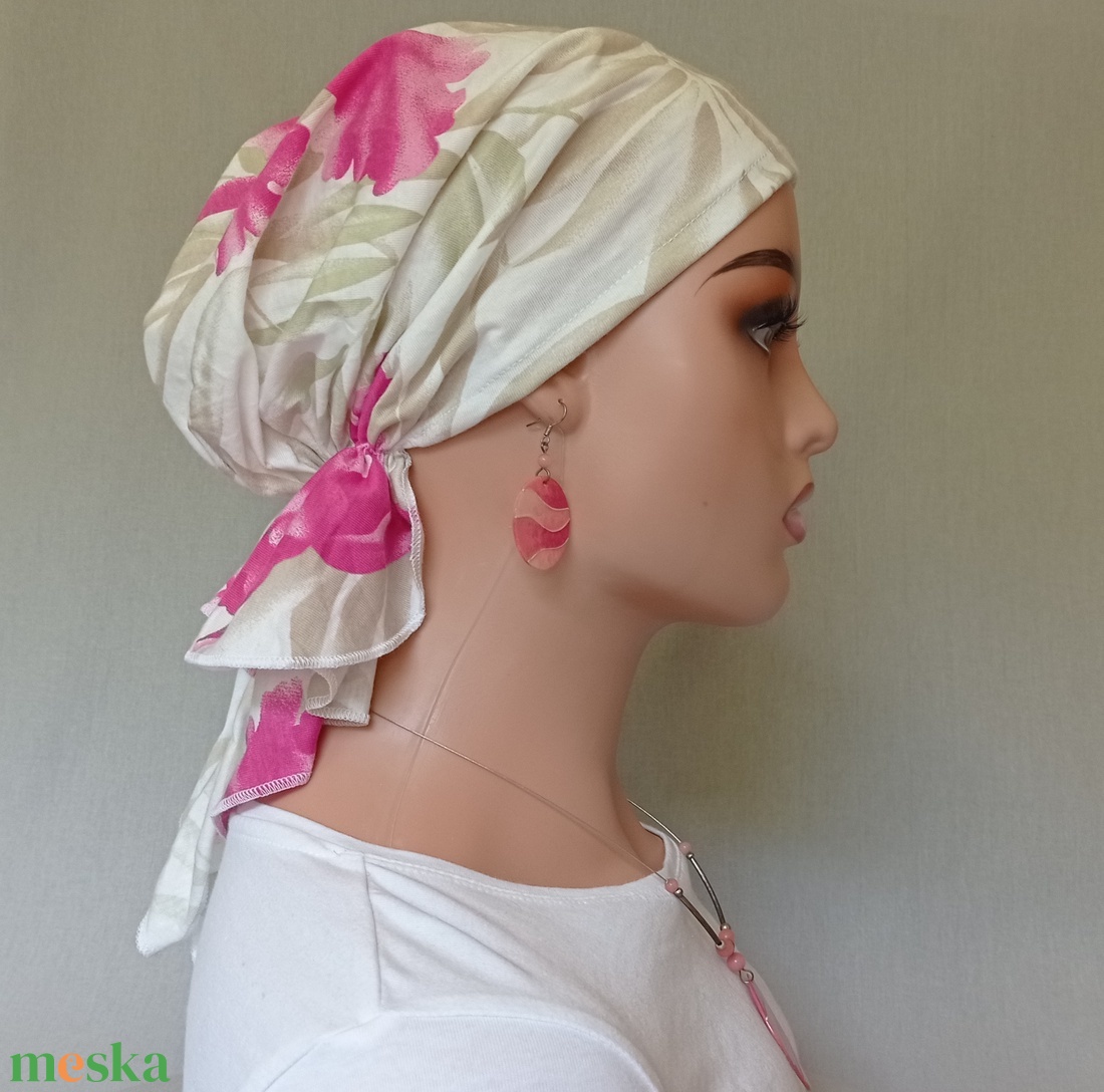 Kemoterápiás kendő - kárminvirágos, fehér pamut fejkendő - kemoterápiás kezelések idejére daganatos betegeknek - ruha & divat - sál, sapka, kendő - kendő - Meska.hu