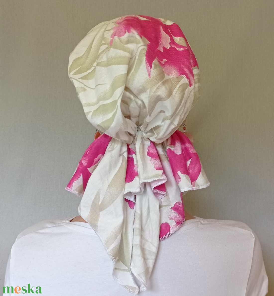 Kemoterápiás kendő - kárminvirágos, fehér pamut fejkendő - kemoterápiás kezelések idejére daganatos betegeknek - ruha & divat - sál, sapka, kendő - kendő - Meska.hu