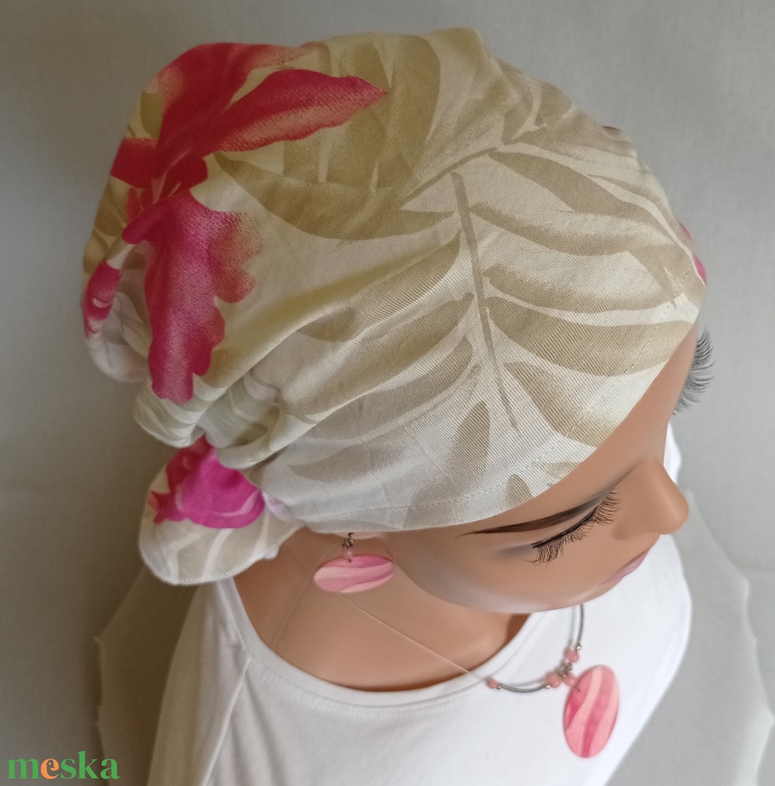 Kemoterápiás kendő - kárminvirágos, fehér pamut fejkendő - kemoterápiás kezelések idejére daganatos betegeknek - ruha & divat - sál, sapka, kendő - kendő - Meska.hu