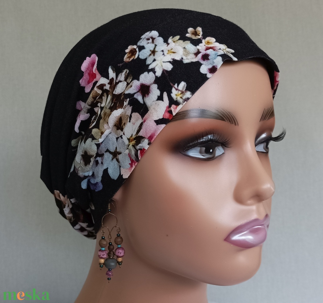 Sapka - Kemoterápiás sapka - fekete, cseresznyevirágos - daganatos kezelések idejére - ruha & divat - sál, sapka, kendő - kendő - Meska.hu