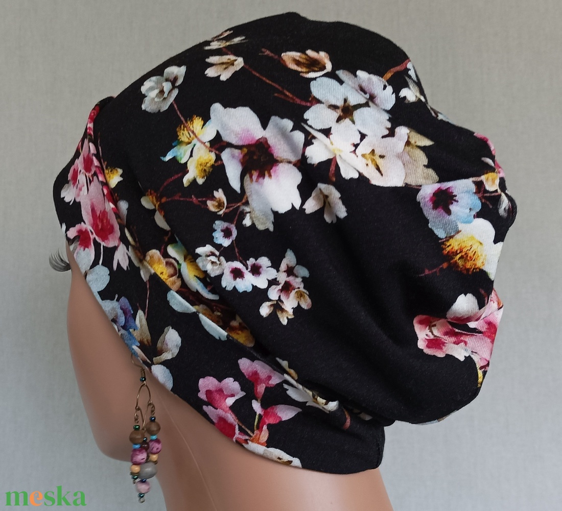 Sapka - Kemoterápiás sapka - fekete, cseresznyevirágos - daganatos kezelések idejére - ruha & divat - sál, sapka, kendő - kendő - Meska.hu