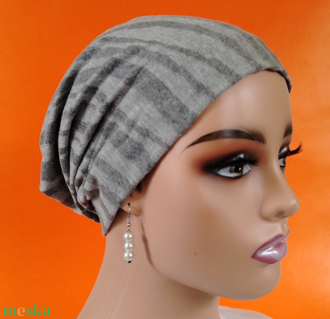 Sapka - Kemoterápiás sapka - világosszürke-sötétszürke csíkos -, paróka helyett - daganatos kezelések idejére is - ruha & divat - sál, sapka, kendő - kendő - Meska.hu