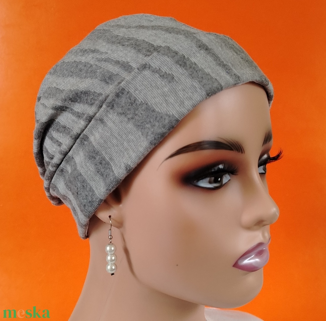 Sapka - Kemoterápiás sapka - világosszürke-sötétszürke csíkos -, paróka helyett - daganatos kezelések idejére is - ruha & divat - sál, sapka, kendő - kendő - Meska.hu