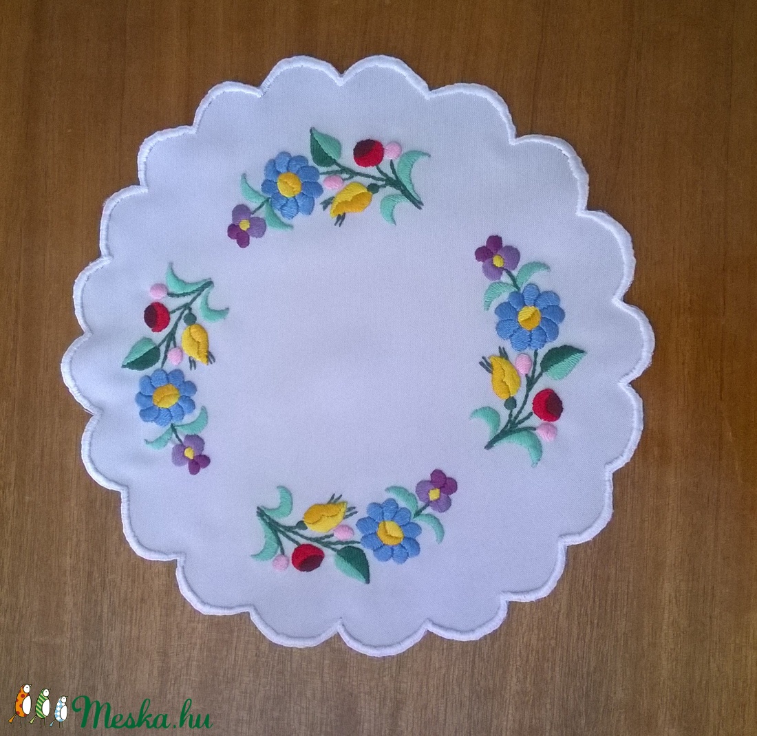 Hímzett kerek kis terítő -  - Meska.hu