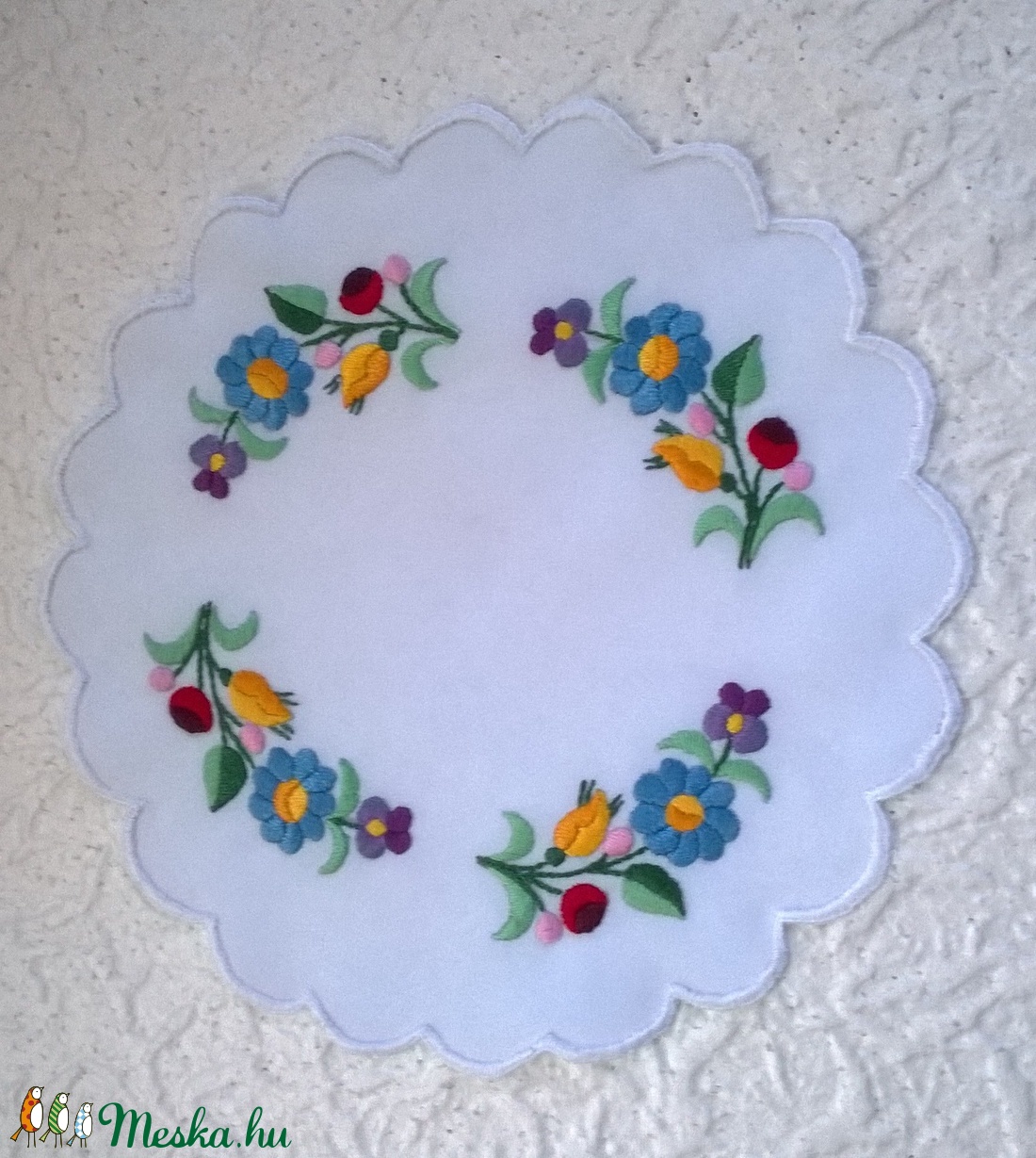 Hímzett kerek kis terítő -  - Meska.hu
