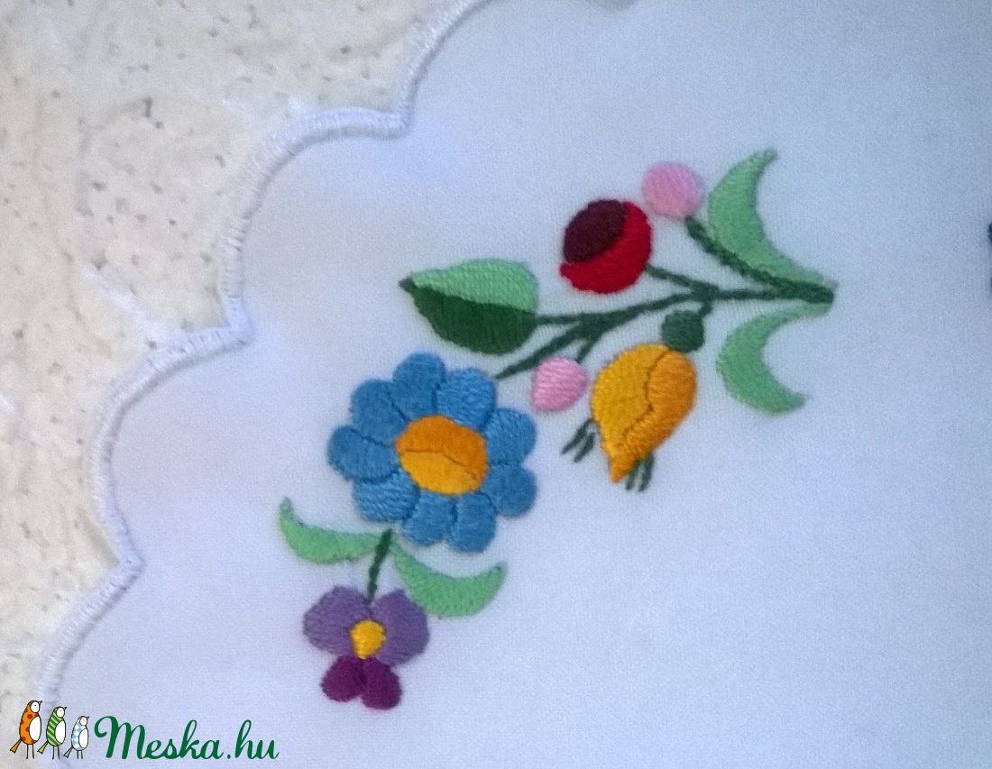 Hímzett kerek kis terítő -  - Meska.hu