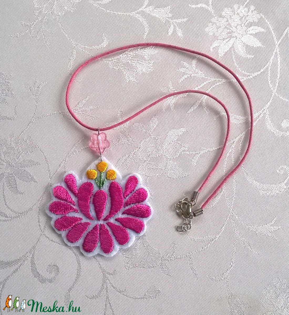 Hímzett virág /nyaklánc/ - ékszer - nyaklánc - medálos nyaklánc - Meska.hu