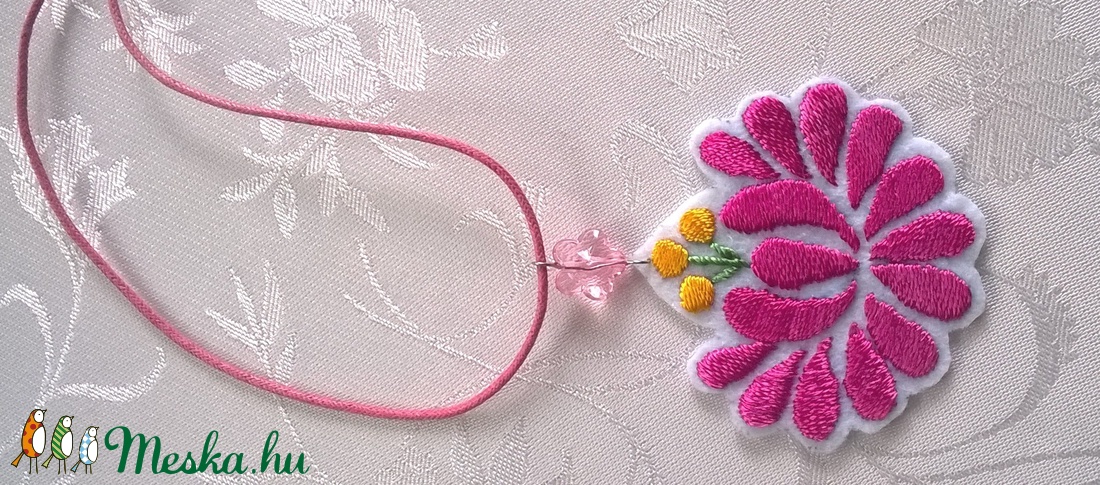 Hímzett virág /nyaklánc/ - ékszer - nyaklánc - medálos nyaklánc - Meska.hu