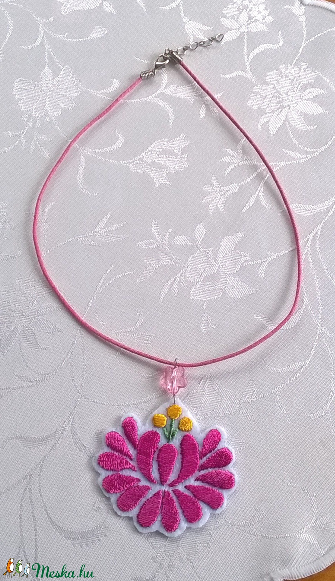 Hímzett virág /nyaklánc/ - ékszer - nyaklánc - medálos nyaklánc - Meska.hu