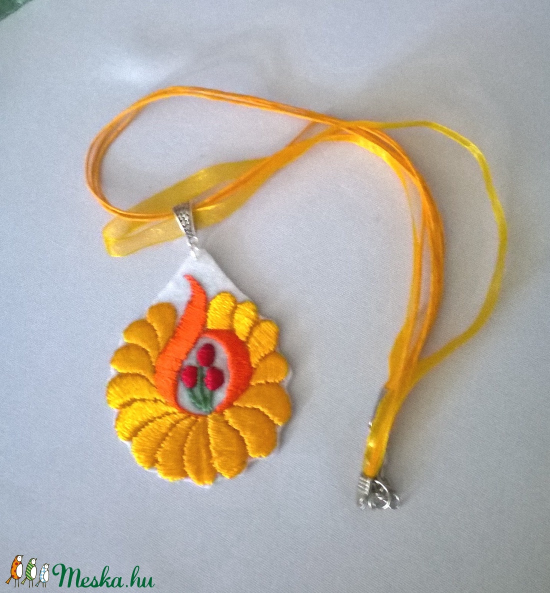 Hímzett nyaklánc - ékszer - nyaklánc - medálos nyaklánc - Meska.hu