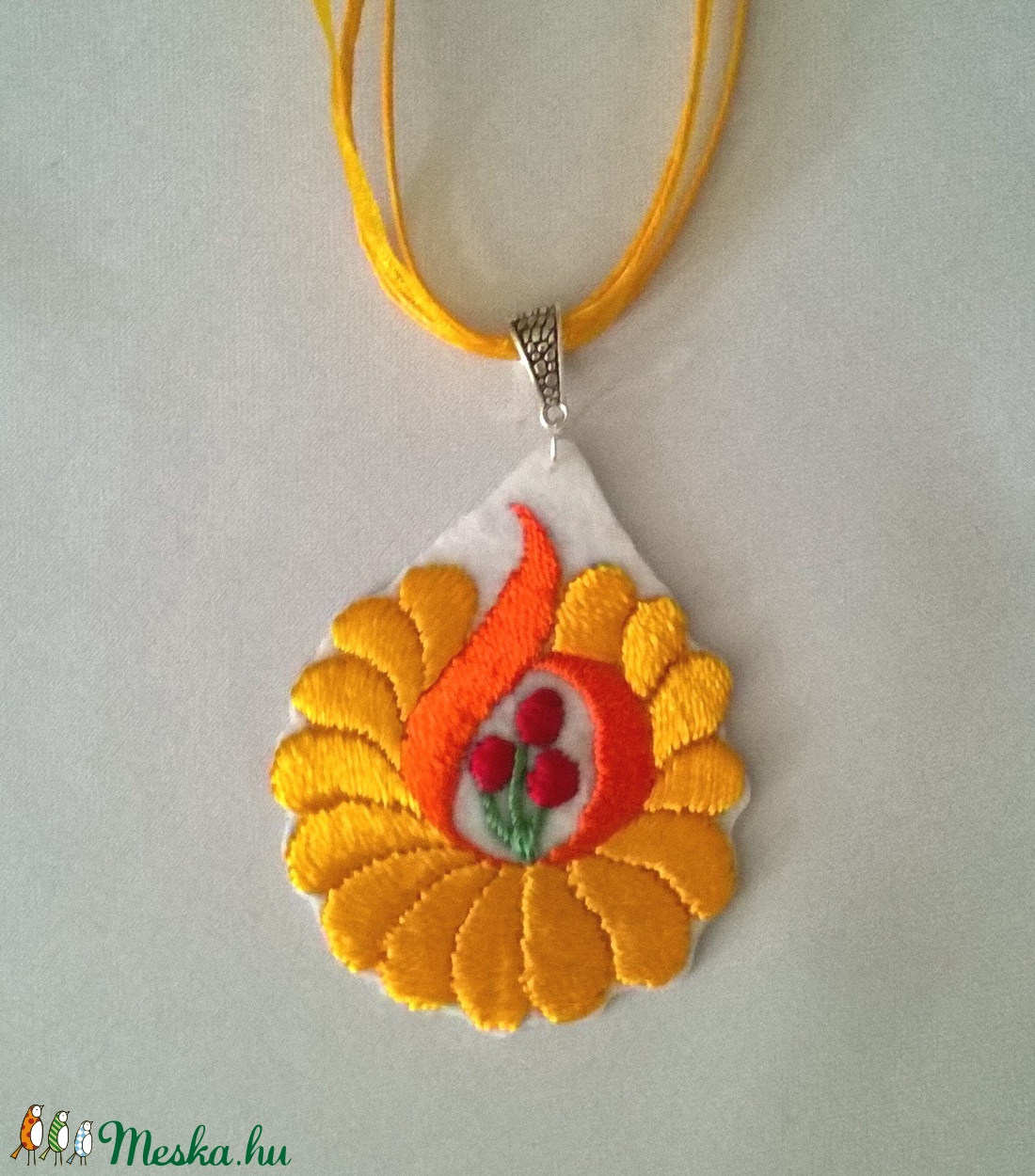 Hímzett nyaklánc - ékszer - nyaklánc - medálos nyaklánc - Meska.hu