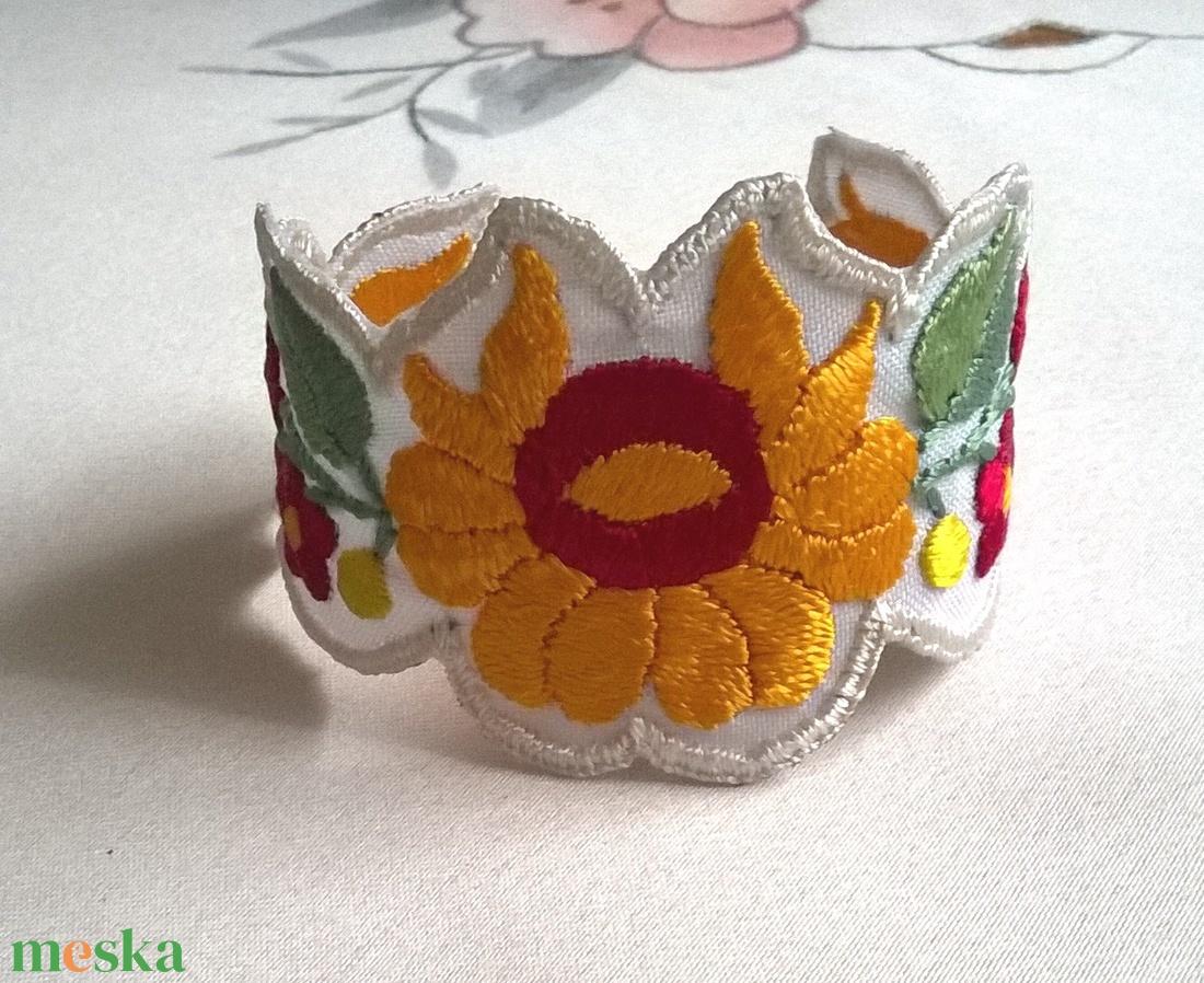 Hímzett karkötő - ékszer - karkötő - széles karkötő - Meska.hu Hímzett karkötő - ékszer - karkötő - széles karkötő - Meska.hu