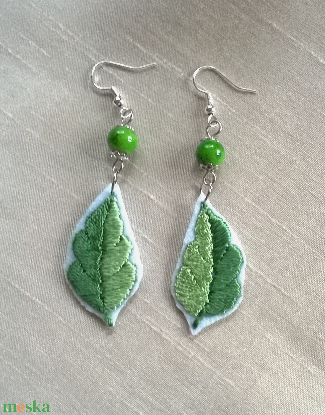 Zöld levelecske - ékszer - fülbevaló - lógó fülbevaló - Meska.hu