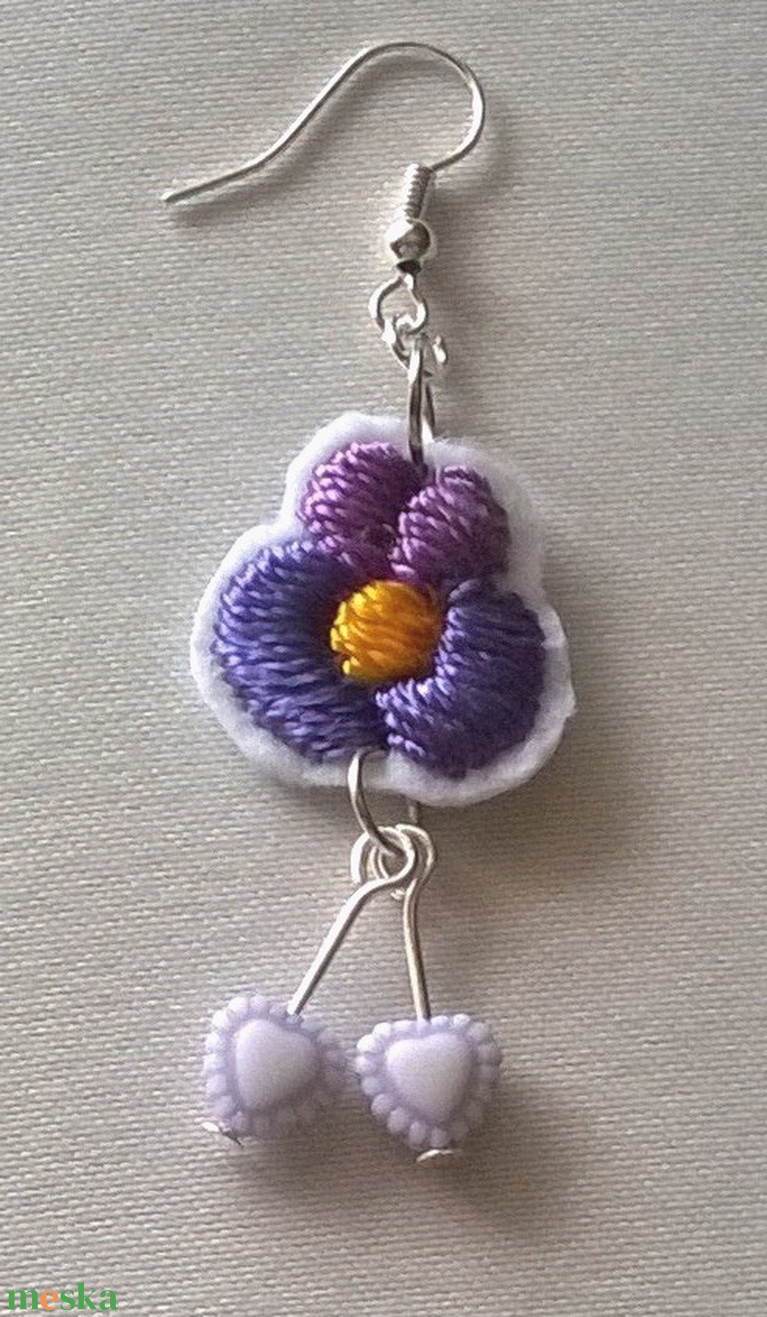 Lila ibolya /hímzett fülbevaló/ - ékszer - fülbevaló - lógó fülbevaló - Meska.hu
