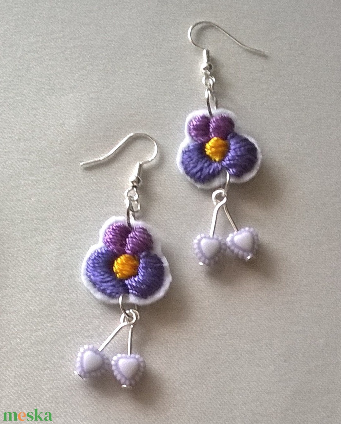 Lila ibolya /hímzett fülbevaló/ - ékszer - fülbevaló - lógó fülbevaló - Meska.hu