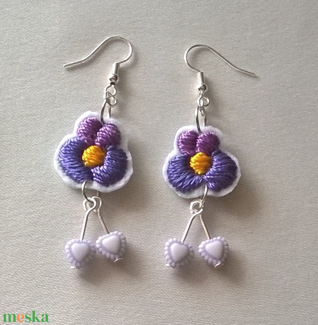Lila ibolya /hímzett fülbevaló/ - ékszer - fülbevaló - lógó fülbevaló - Meska.hu